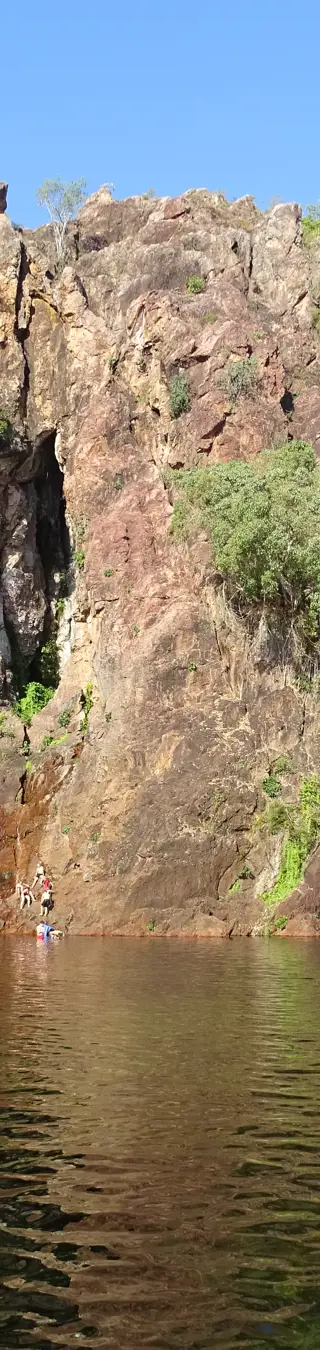 Nimm ein erfrischendes Bad unter dem Wasserfall